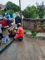 น้ำท่วม 3.jpg - เทศบาลตำบลสันป่าตอง ดำเนินการให้ความช่วยเหลือประชาชนที่ได้รับผลกระทบจากสถานการณ์ฝนตกอย่างต่อเนื่อง | https://www.sanpatong.go.th